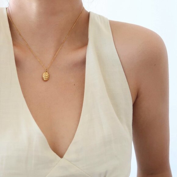 NEW 18K Gold Plated Braided Croissant Necklace - Picture 2 of 14